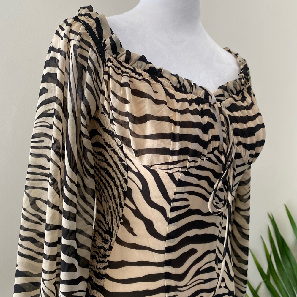 ๐ Kiss the Sky off-the-shoulder mini dress from UO size S animal pattern - Picture 5 of 11